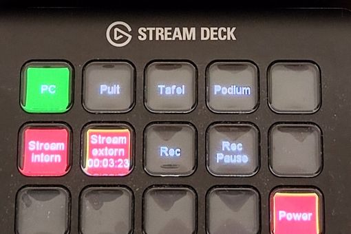 Bildschirm mit einer anschließenden Knopfleiste. Dies zeigt die Hörsaaltechnik zum Streamen in Hörsälen.